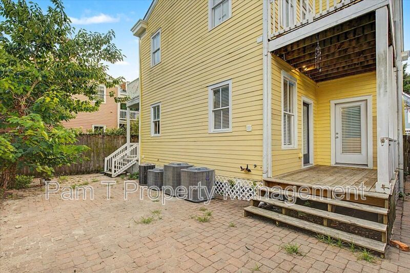 downtown 1 bedroom minutes to SCAD property image